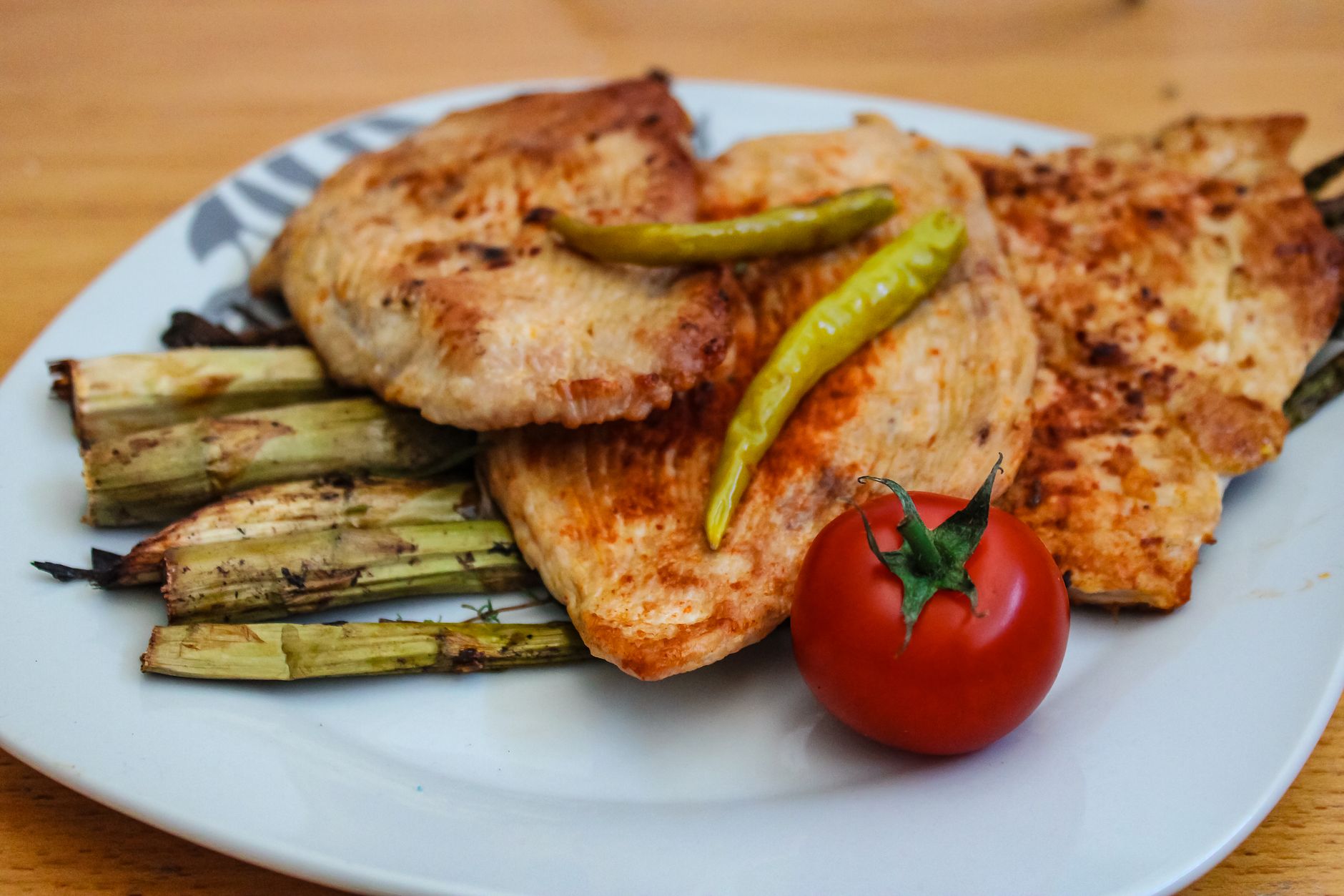 Grillowany kurczak z szparagami i świeżym pomidorem na lekkim obiedzie