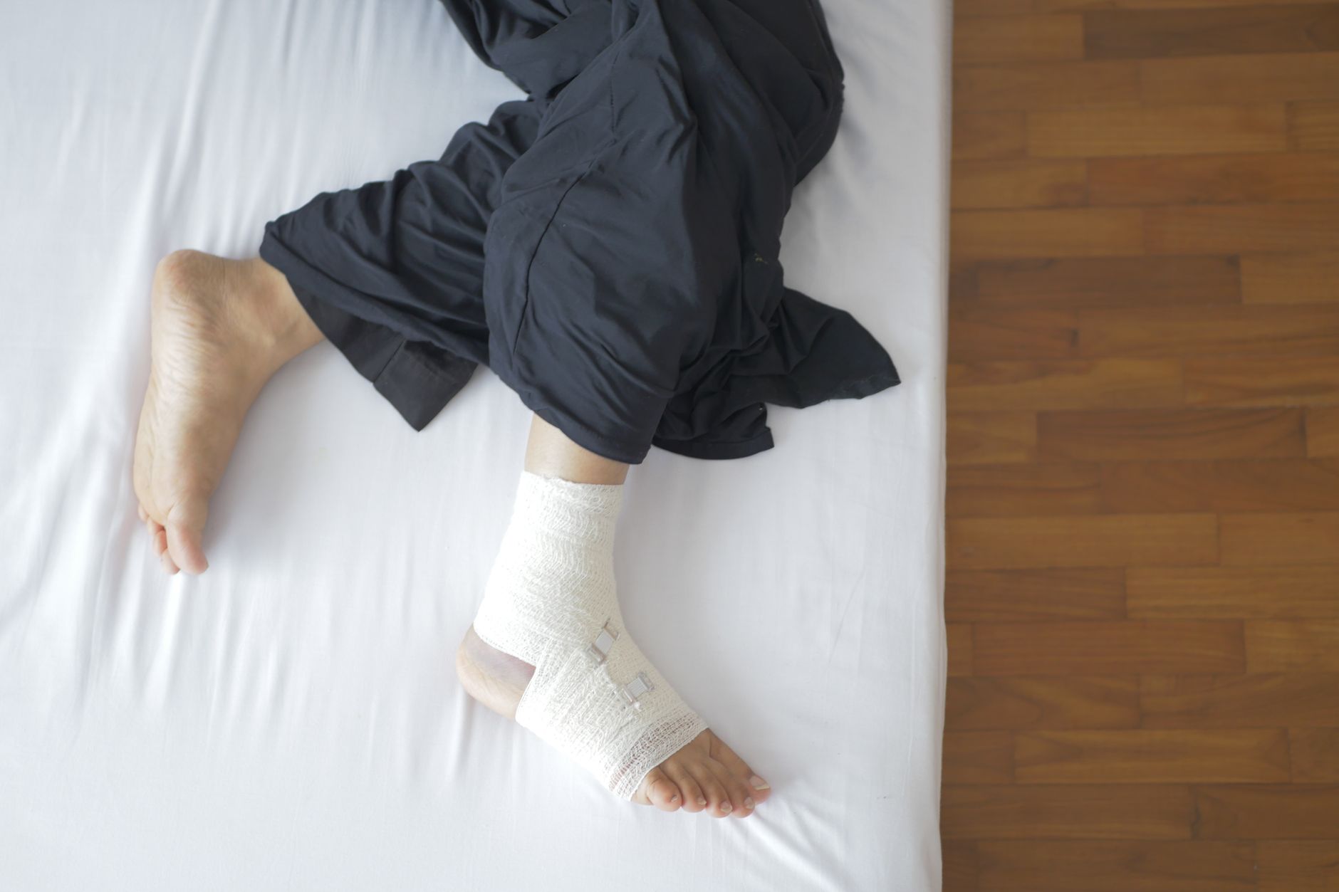 Skręcenie stawu skokowego: jak pomóc i kiedy jechać na SOR